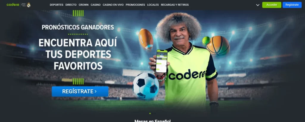 Banner principal de Codere con pronósticos deportivos y registro, jugador de fútbol con camiseta verde y balón